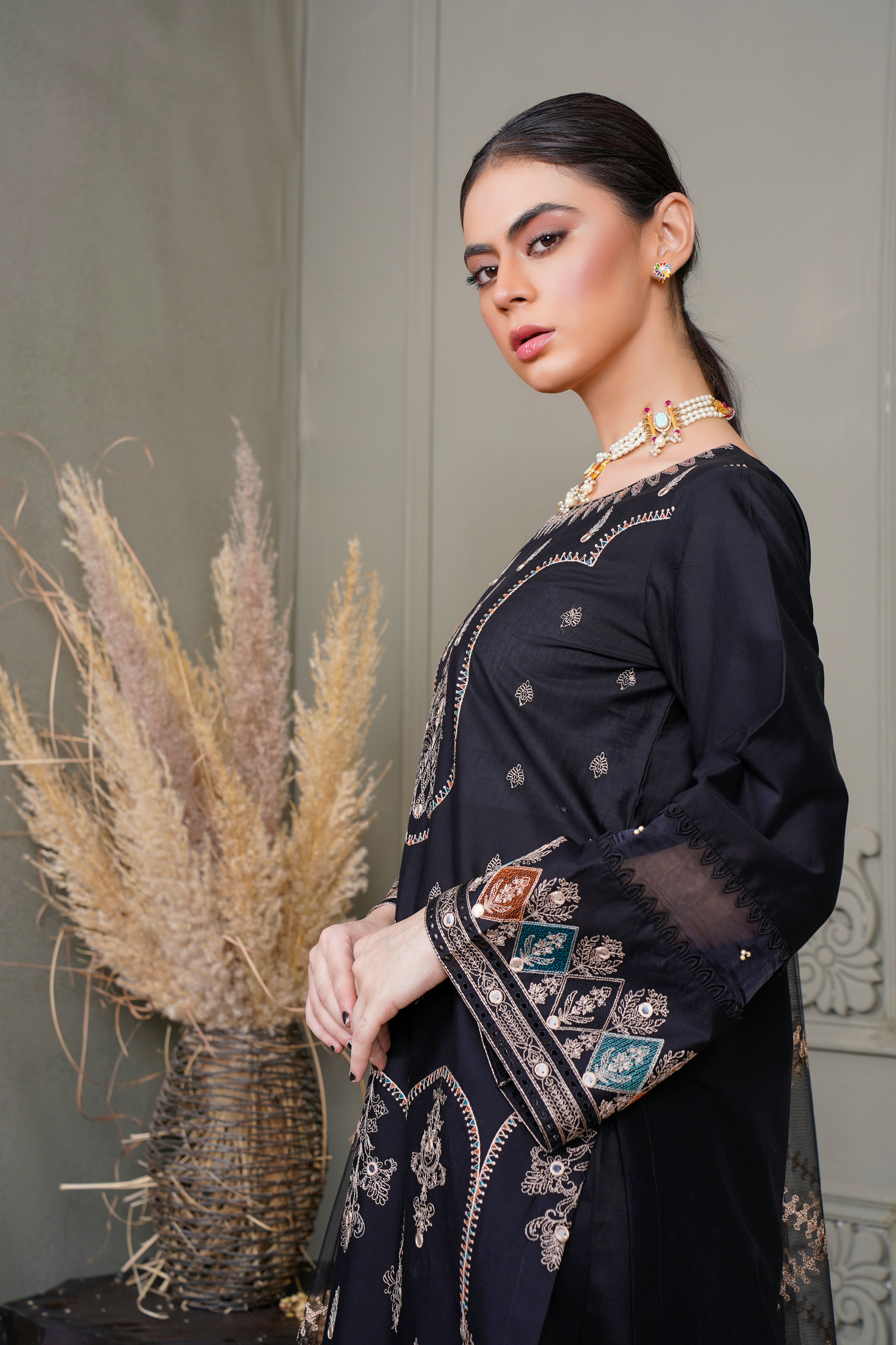 Model wearing a new Poshak Mandi suit